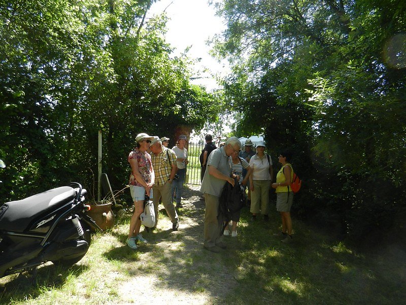 le groupe à l'entrée du site troglodyte