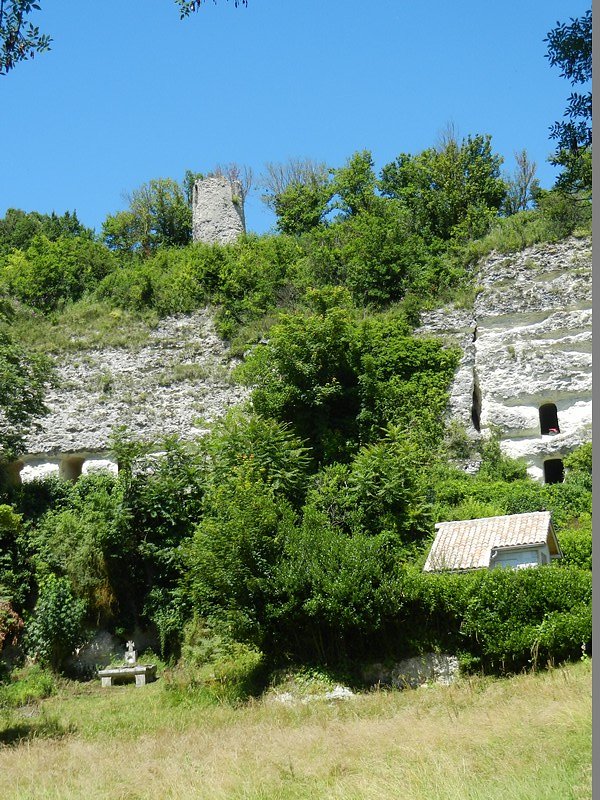 l'autel et les grottes de l'Ermitage Saint Martial