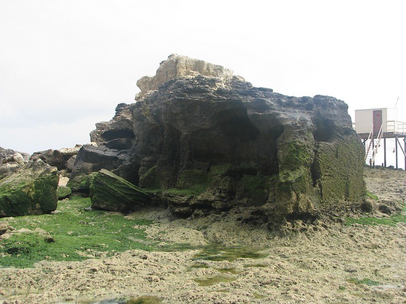 roches du secondaire en partie basse, du tertiaire en partie haute