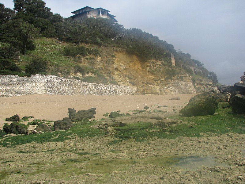 la grotte s'enfonce dans la roche