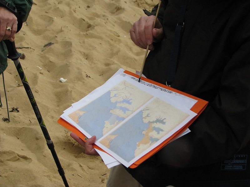 la cote rocheuse en rive droite, sableuse en rive gauche