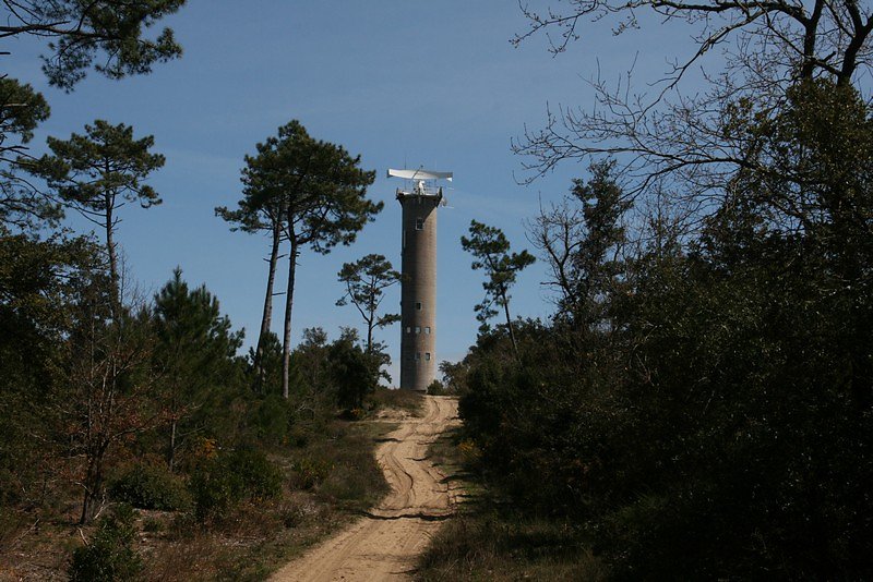 la tour radar qui renseigne le port de Bordeaux