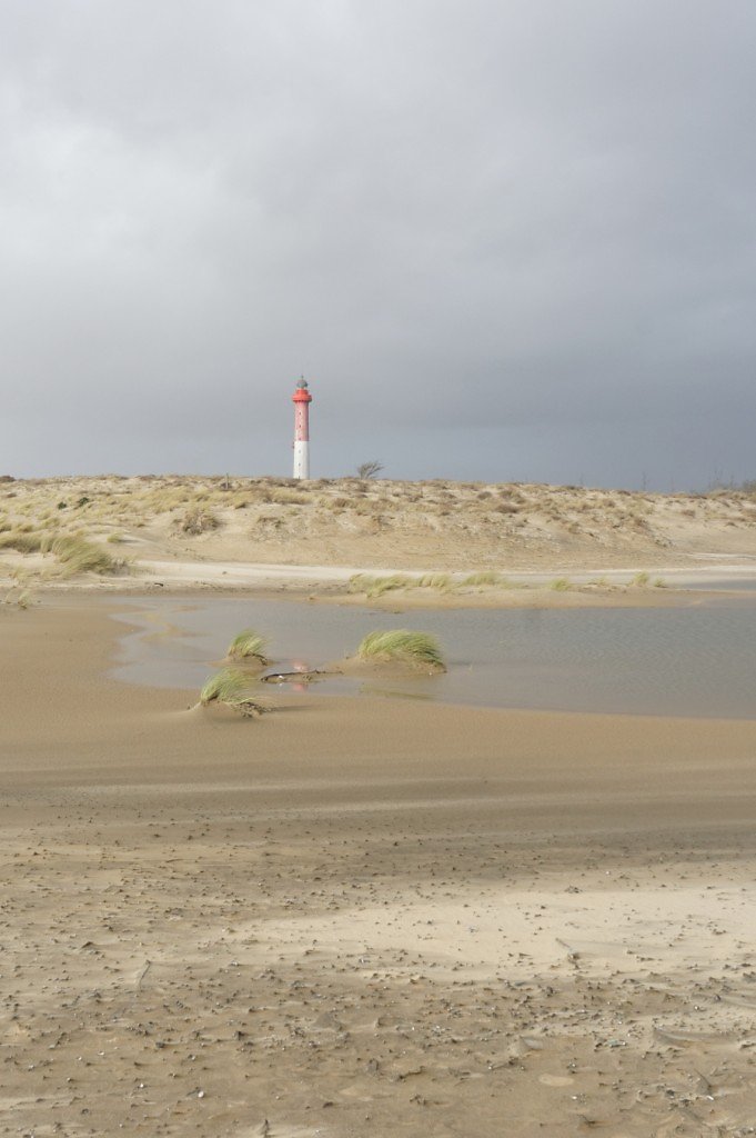Le phare derrière le cordon dunaire
