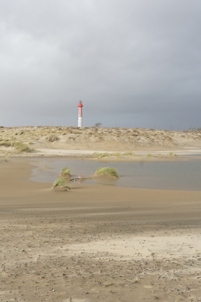 Le phare derrière le cordon dunaire