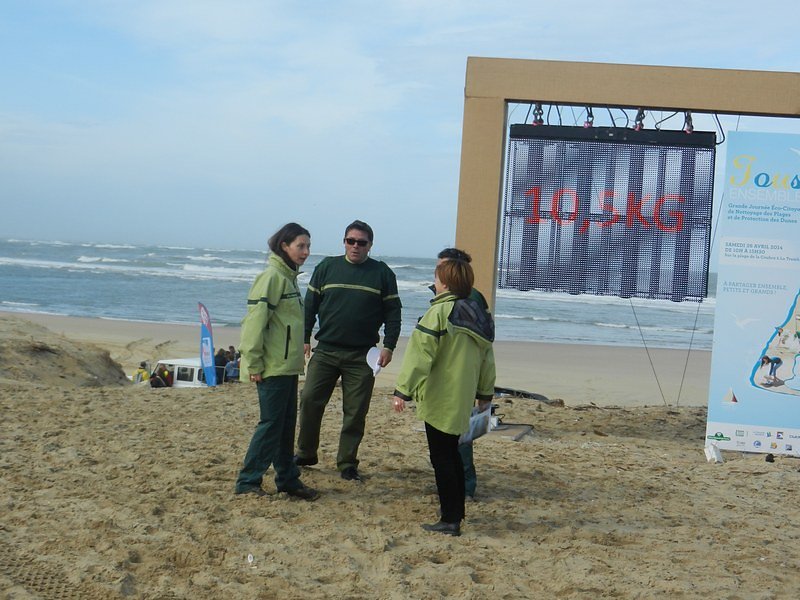 L'équipe ONF et le panneau d'affichage du score