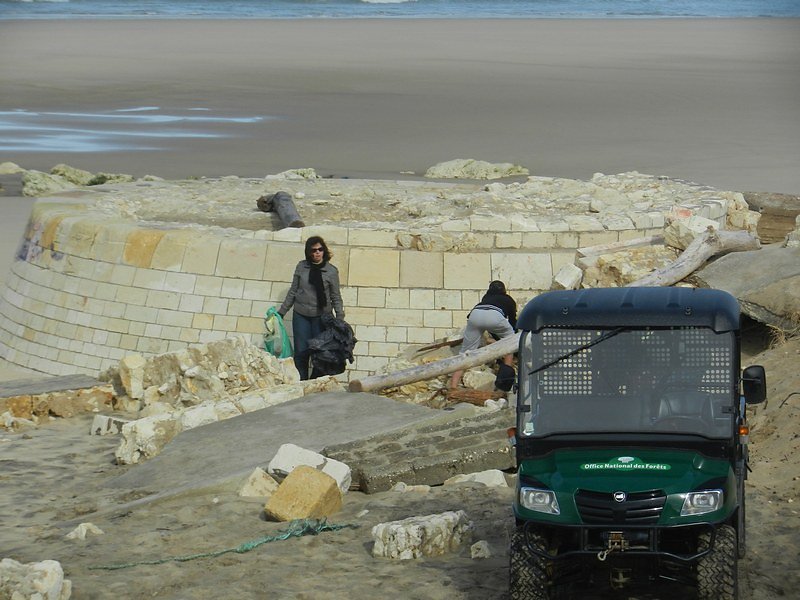 déchets au pied du sémaphore