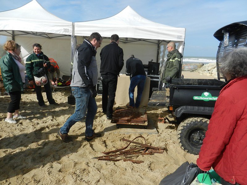 un vieux radiateur exhumé du sable