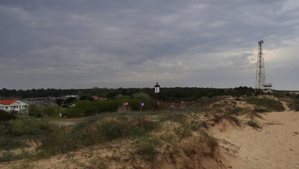 Au sud, le phare de Grave, le sémaphore du CROSS et ses antennes