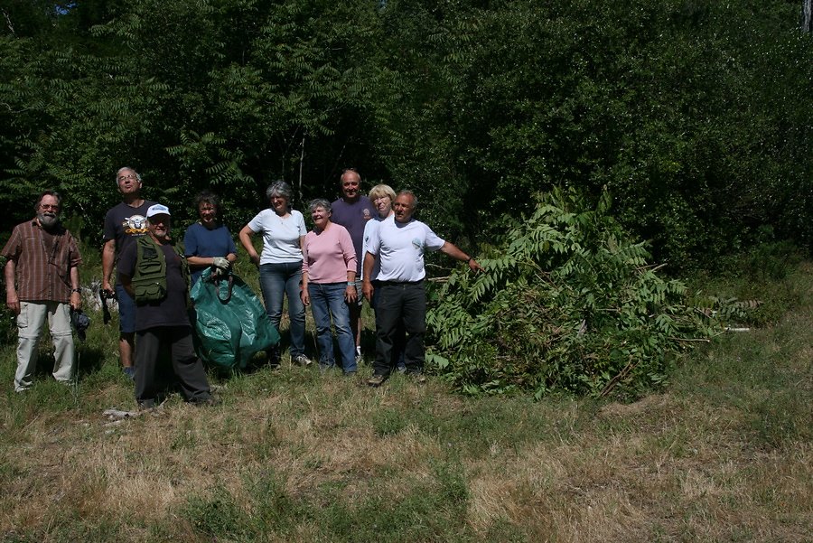 notre groupe de volontaires à côté dun tas
