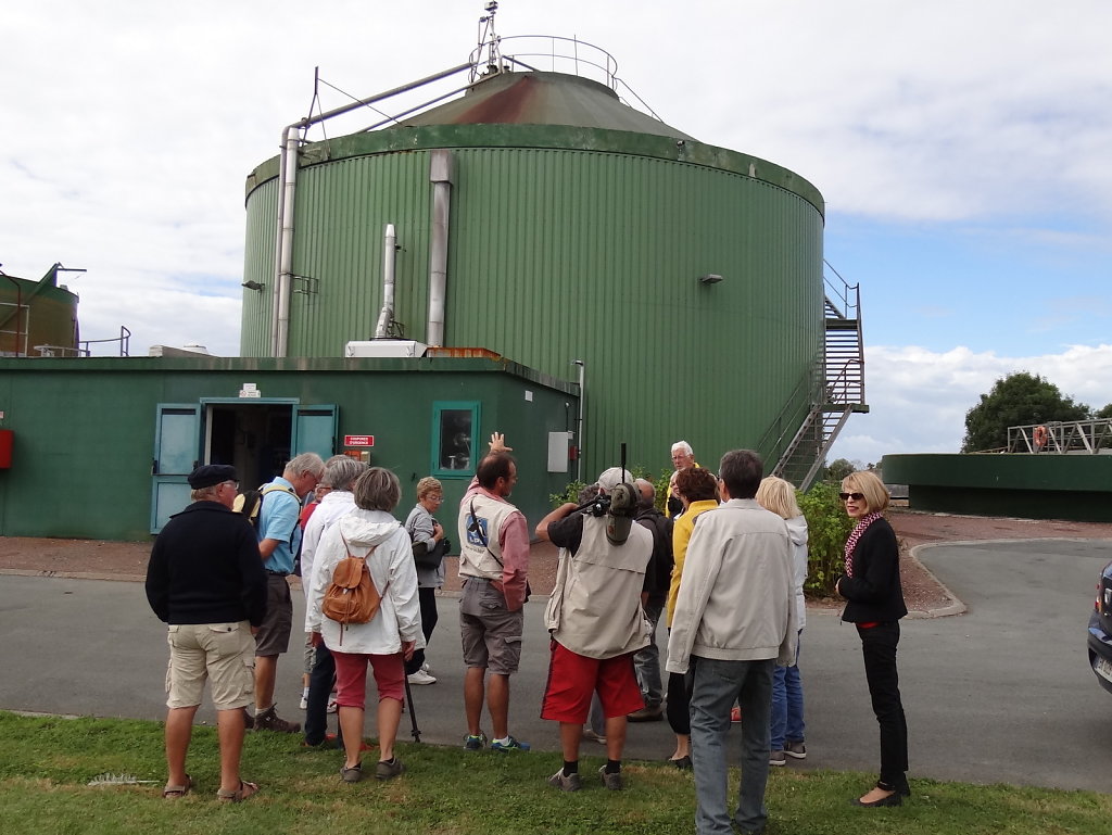 le groupe devant le digesteur