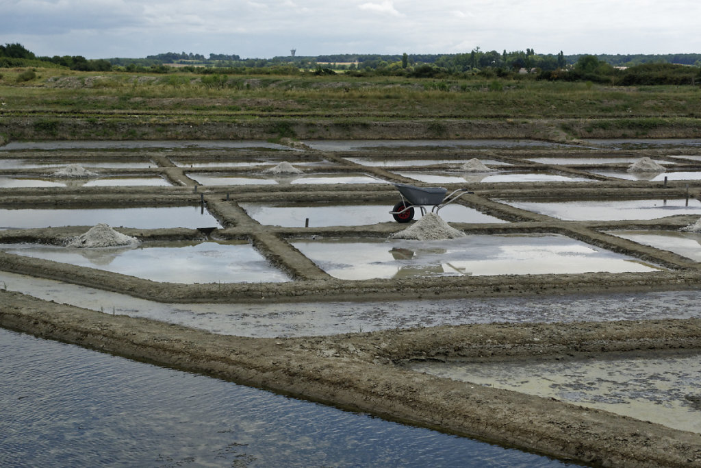 Bassins de récolte ou aires saunantes au deuxième  plan