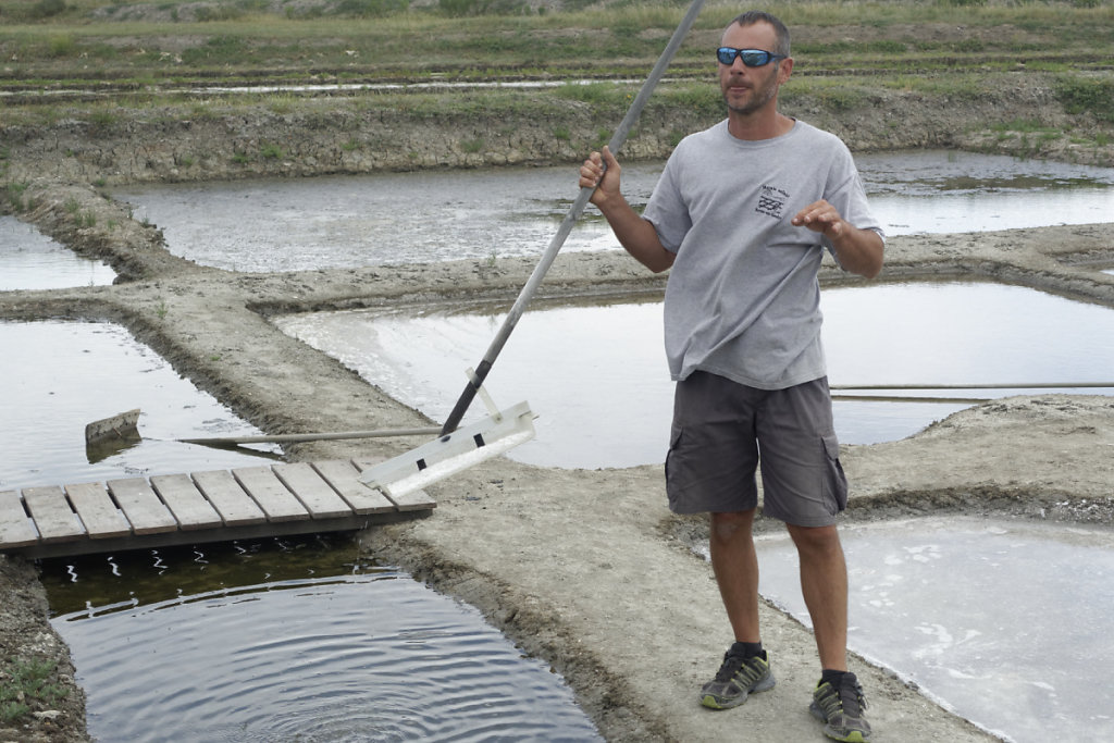 L'eau est tamisée et les cristaux se déposent sur le fond de l'outil.