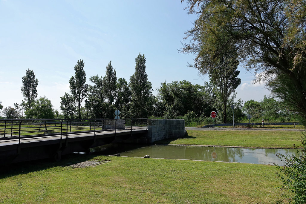 Pont tournant sur le canal
