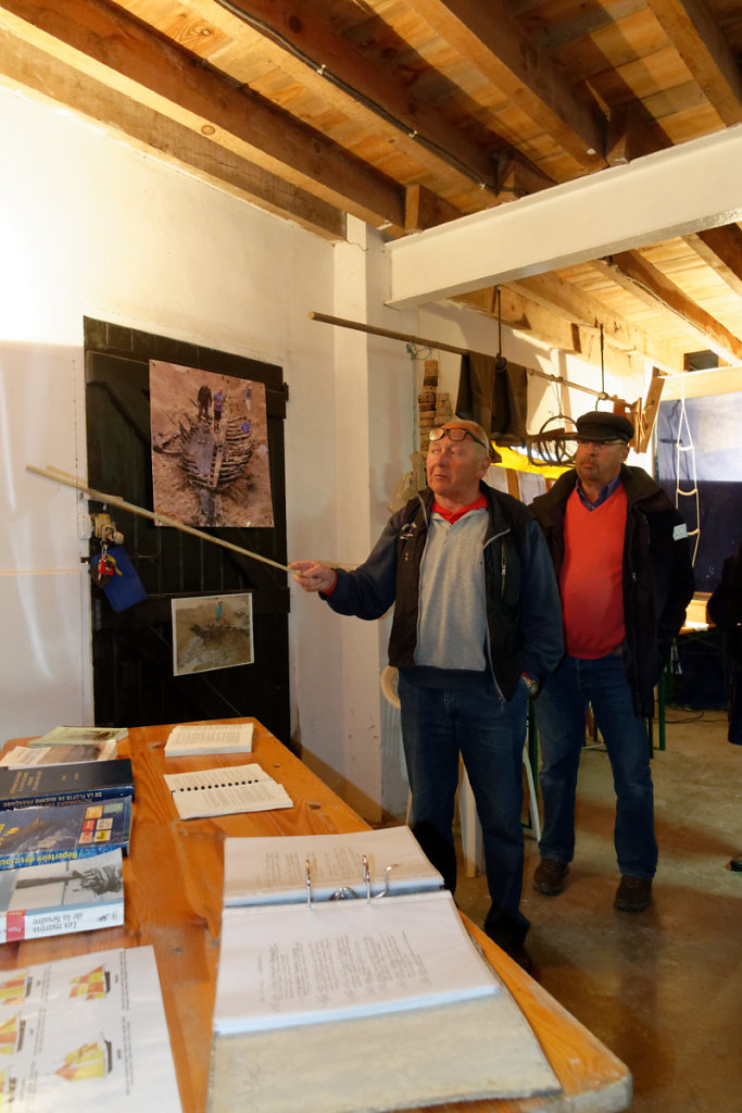 Au 1er plan un classeur récapitulant les épaves et les naufrages