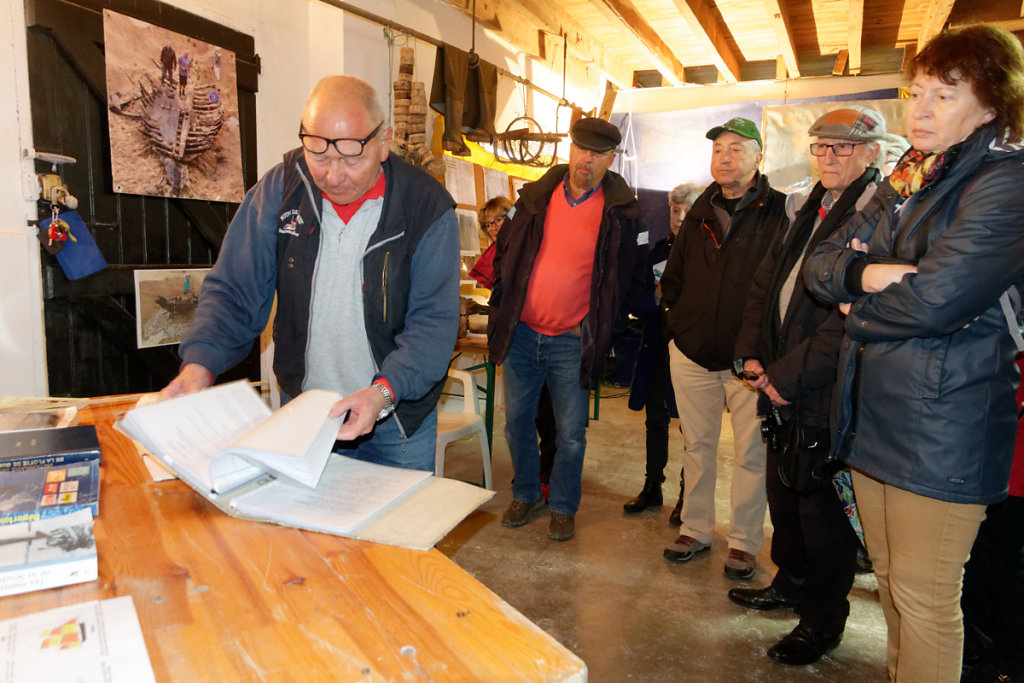 T. Proust feuillette le un classeur récapitulant les épaves et les naufrages 