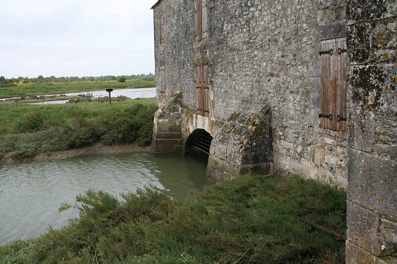 le Lindon alimente les bassins de retenue d'eau à marée montante